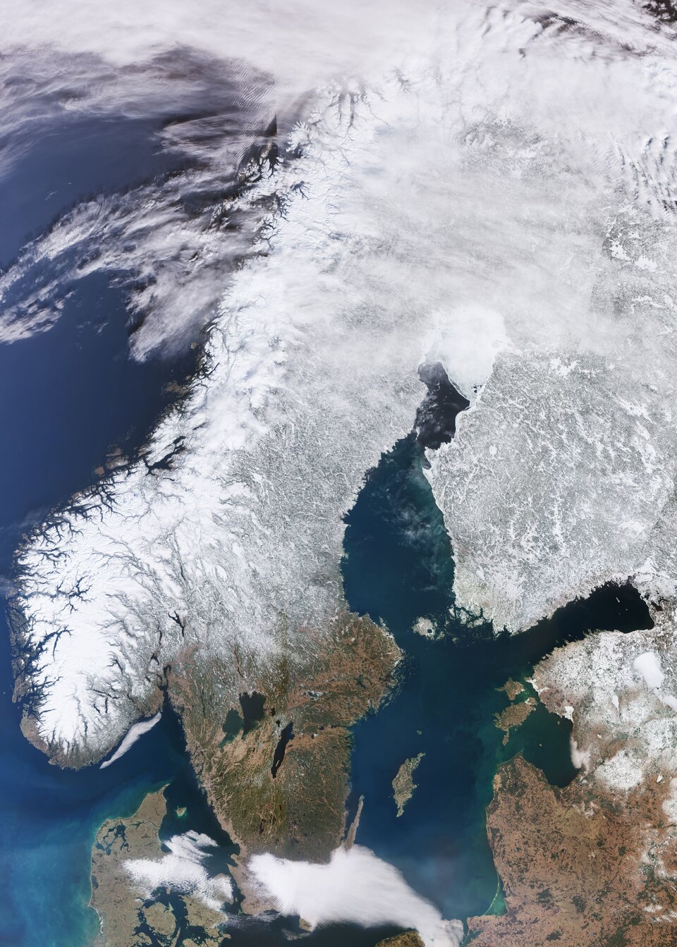 H Σκανδιναβική Χερσόνησος από το διάστημα σχεδόν χωρίς σύννεφα